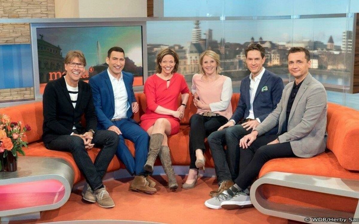 ARD Morgenmagazin Die Moderatoren sitzen auf einer Couch im Sendestudio ARD Morgenmagazin Die Moderatoren sitzen auf einer Couch im Sendestudio